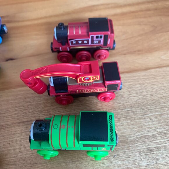 Set of 8 wooden Thomas the Tank Engine trains - Picture 8 of 9